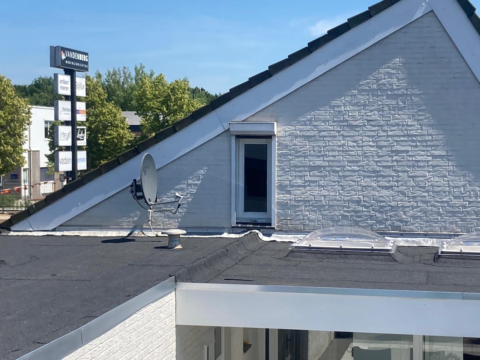 Na: opgeleverd kantoordak met vernieuwde daktrimmen en hemelwaterafvoer